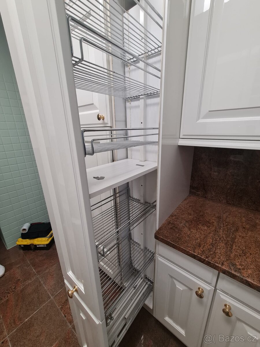 Krásná moderní kuchyňská linka se spořebiči - 9