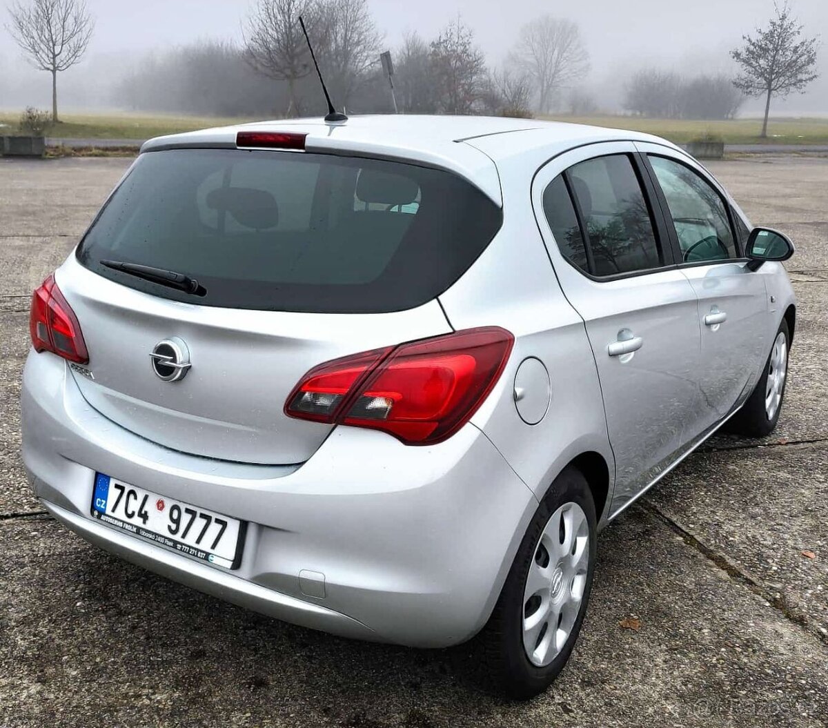 Opel Corsa E 1.4 66kW benzín 5/2016 106000km -145000Kč - 9