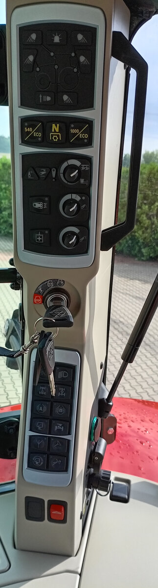 Traktor Massey Ferguson MF 8735S DynaVT S5 EXCLUSIVE - 9