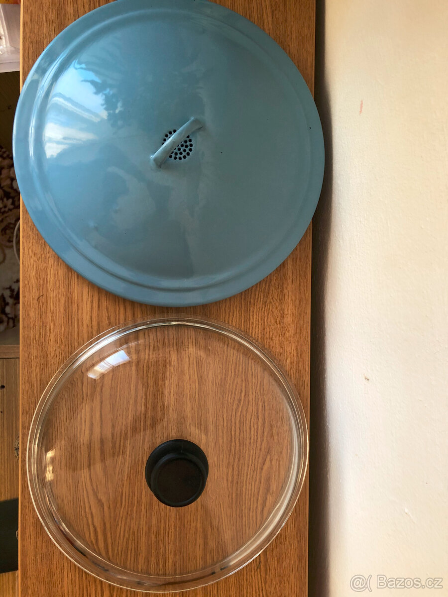 Staré smaltované poklice, hrnec, misky, mlékovar - 9