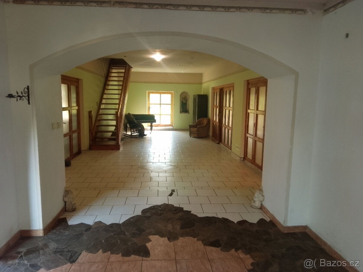 Dům a sklady okr Louny - 9