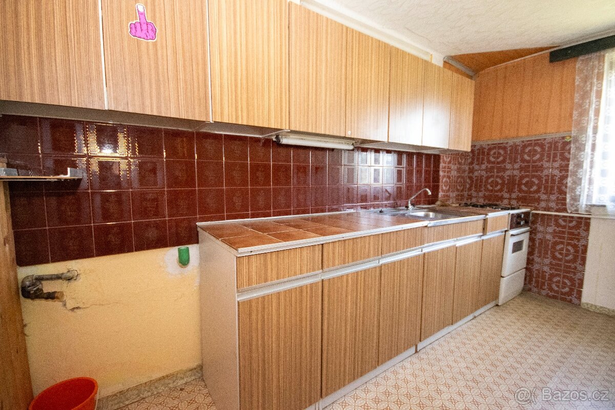 Prodej prostorného rodinného domu s dvěma byty a zahradou - 9