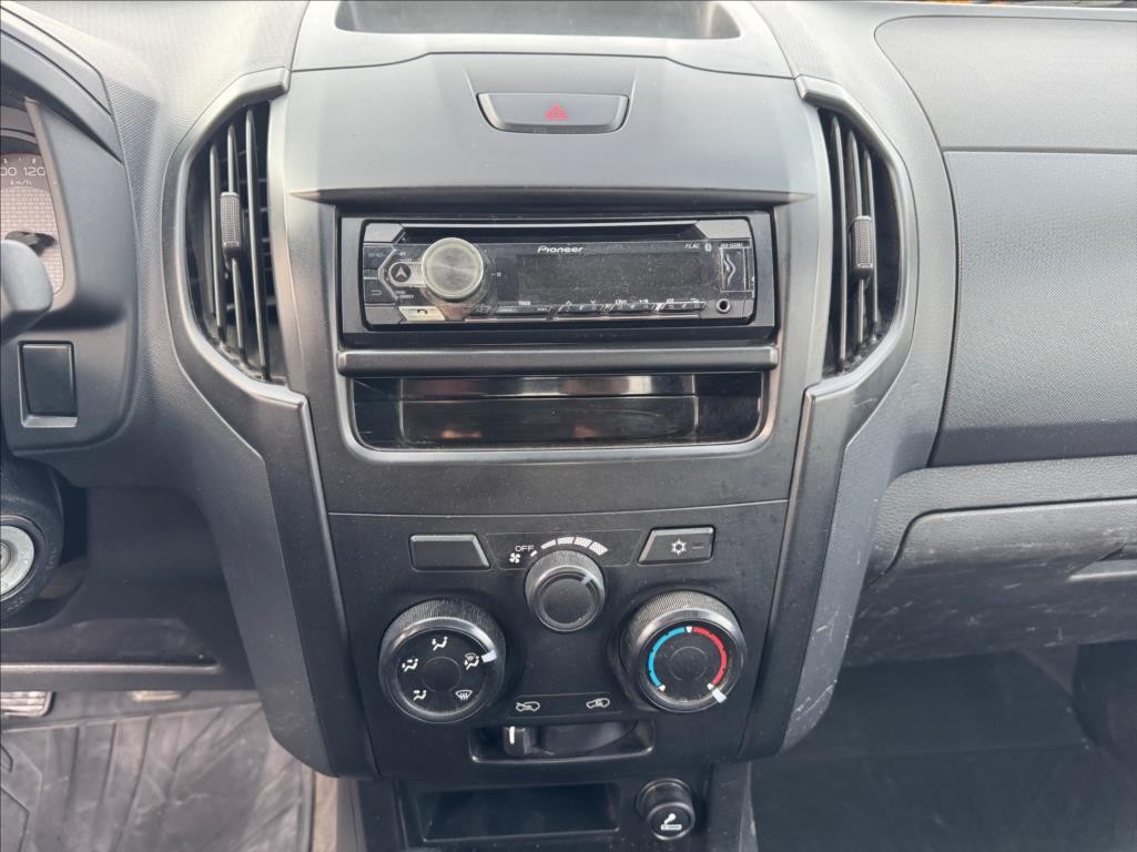 Isuzu D-Max 1,9 4x4, tažné, sklopka (2020) - 9