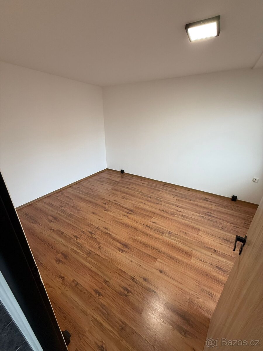 Pronájem bytu ve Volarech 1+1 s balkonem - 9