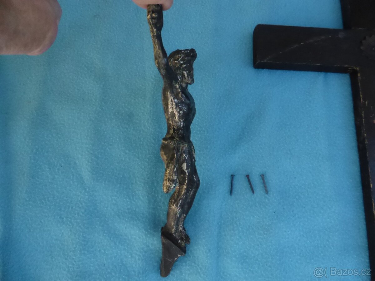 Ježíš na kříží - starý dřevěný křížek - litá soška - 9