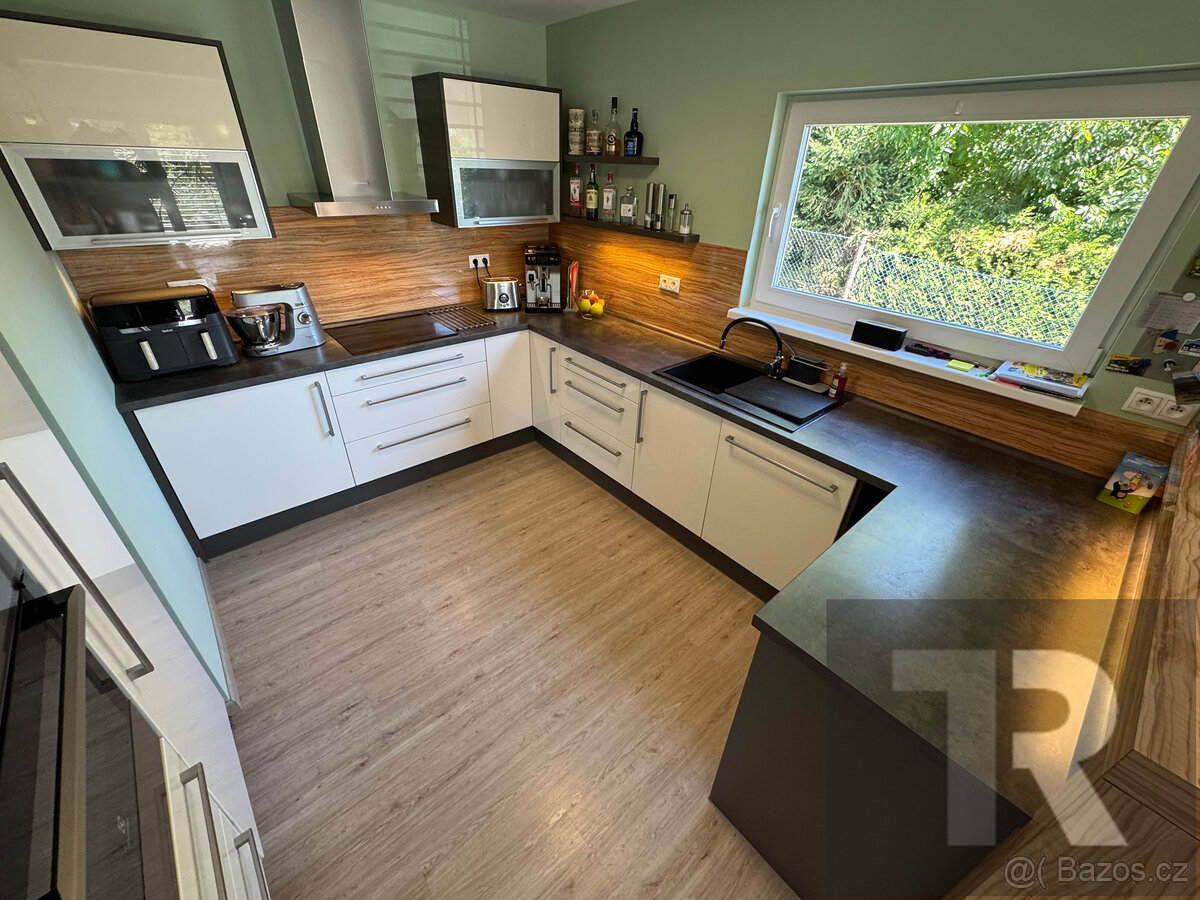 Prodej RD 5+1 s garáží a pozemkem o výměře 1050 m2 ve Vejprn - 9