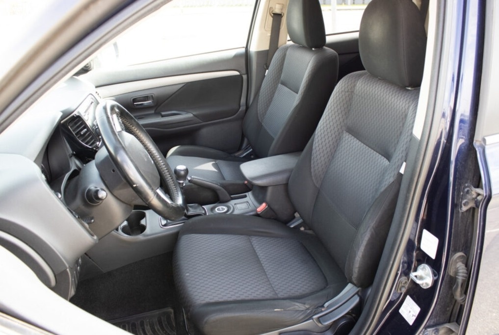 Mitsubishi Outlander z roku 2012 - 9