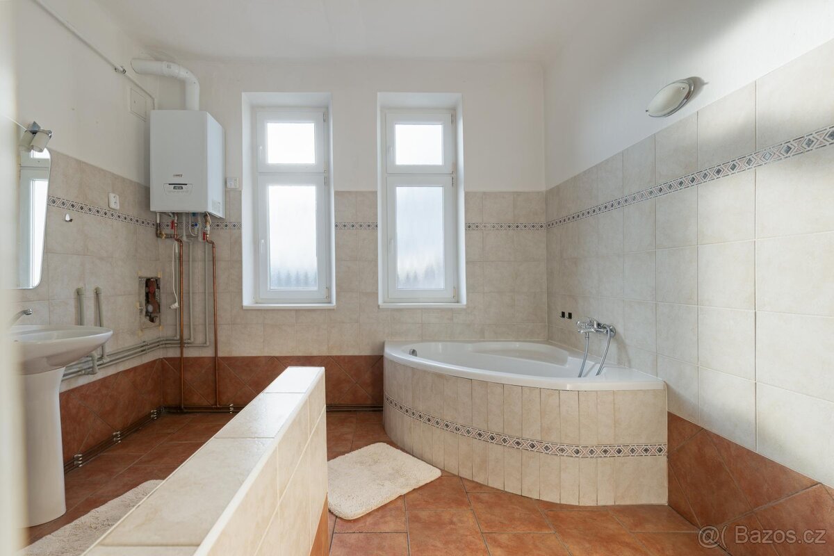 Prodej bytu 4+1 (139m2) s garáží a zahradou, ul. Poděbradov - 9