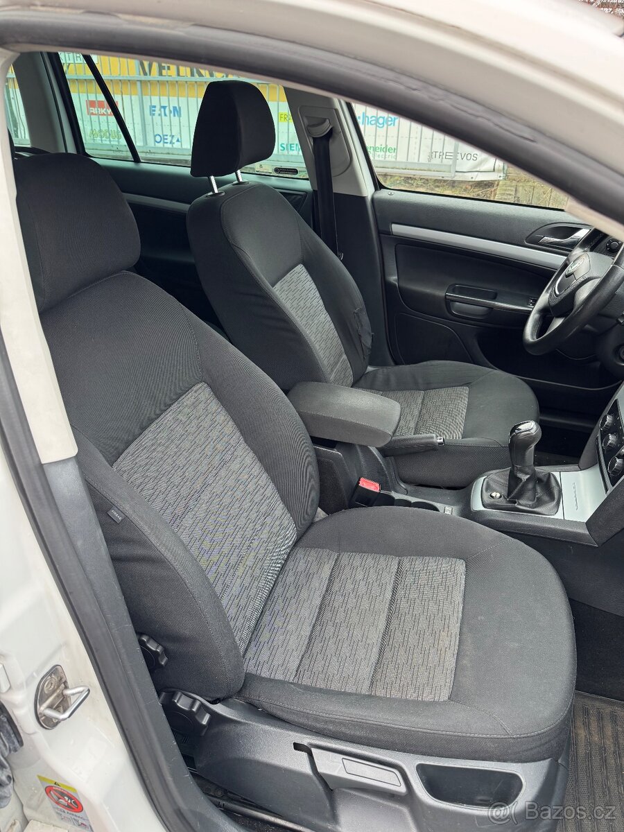 Škoda Octavia 1,6 tdi Ambiente rok 2012 - 9