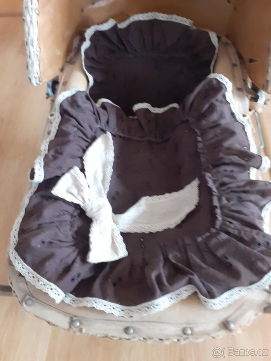 Proutěný kočárek na panenky - 9