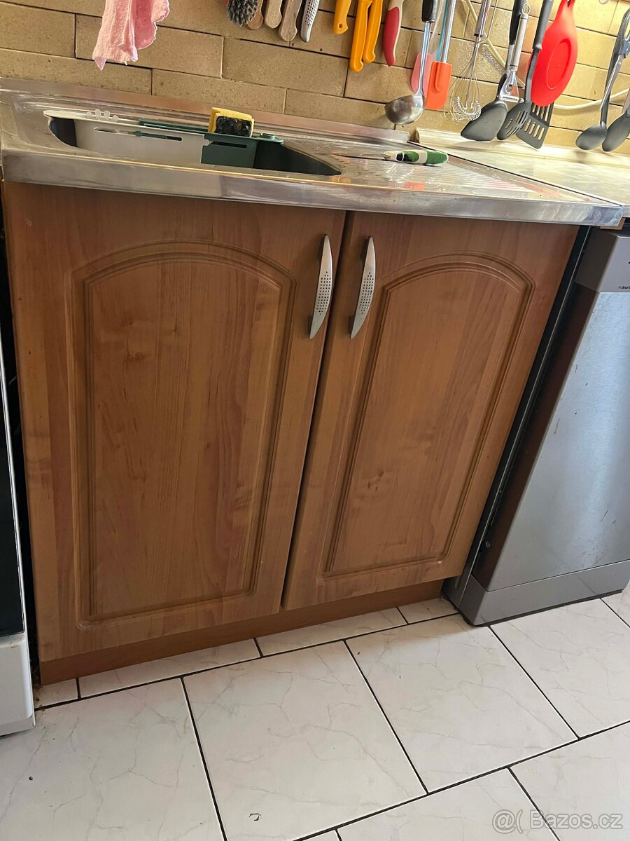 Kuchyňská linka + skříňky - 9