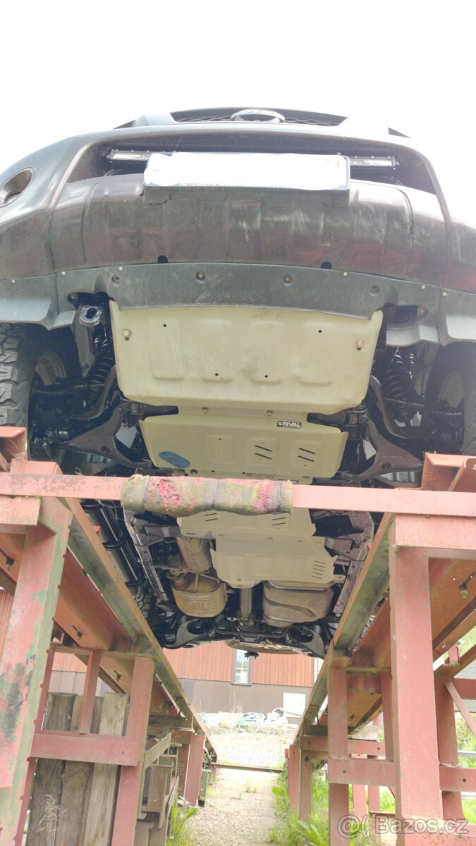 Nissan Pathfinder 3.0 V6 automat 7míst TOP STAV 2010 - 9