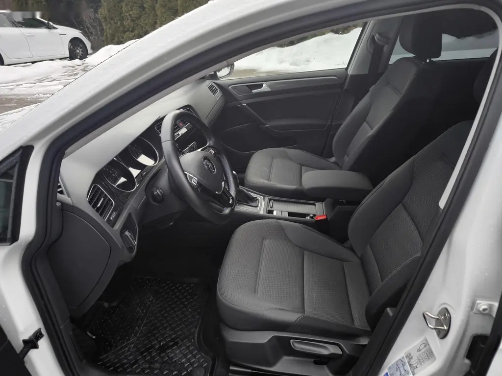 Volkswagen e-Golf - 9