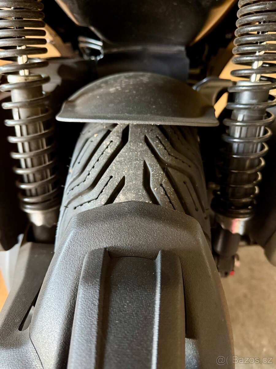 Piaggio 400 Beverly S - 9