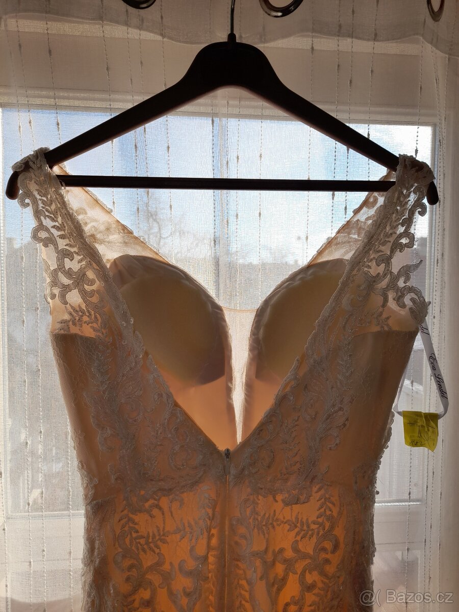 Svatební šaty s rozparkem - 9