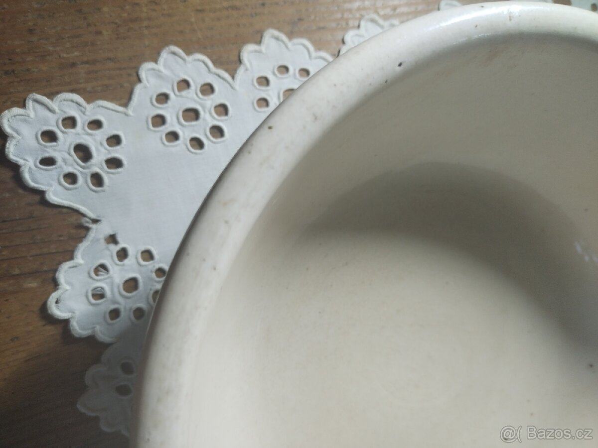 Dvě starožitné keramické mísy - 9