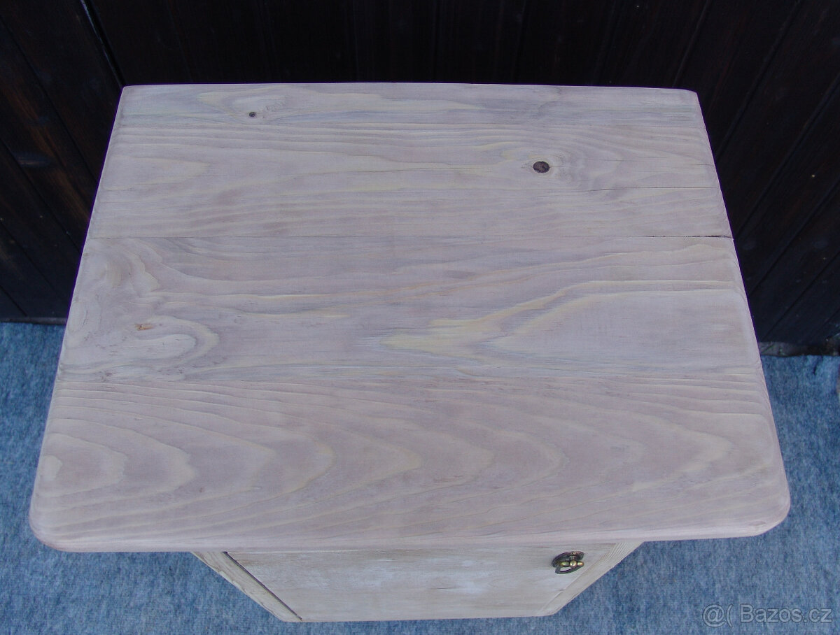 Starožitný noční stolek - 9