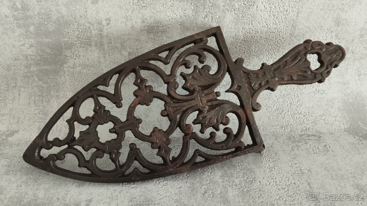 Krásná stará zdobená podložka pod starou žehličku. - 9