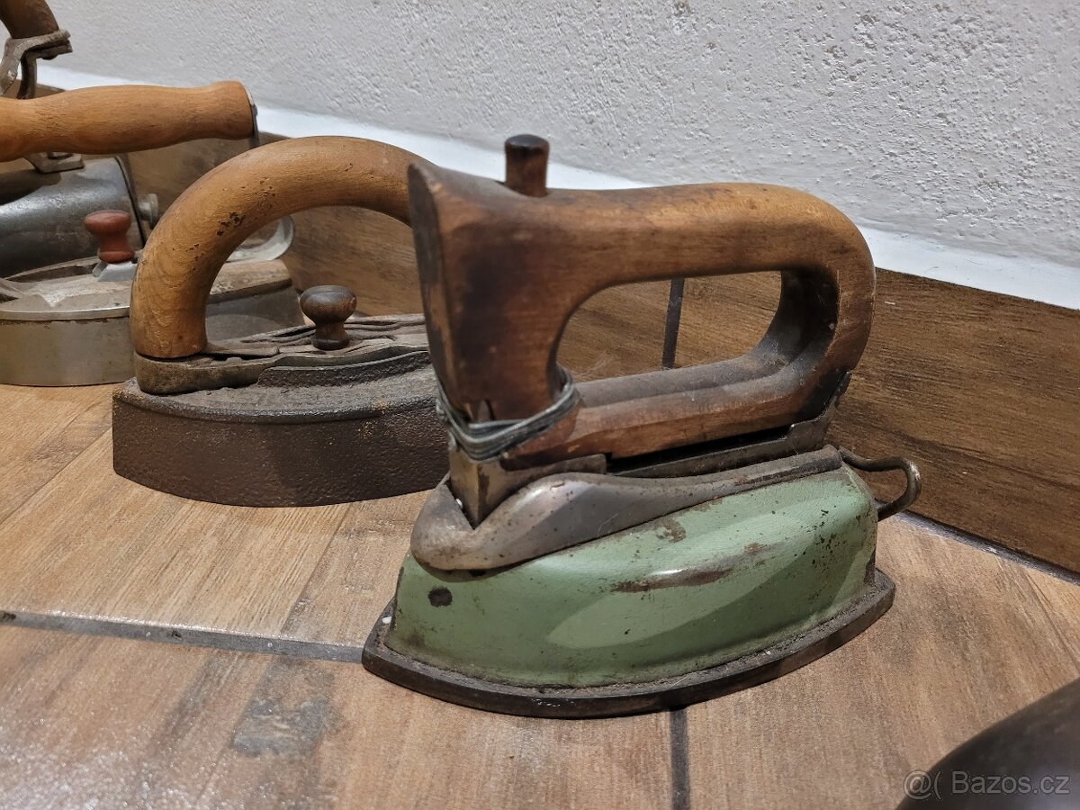 sbírka starožitných žehliček - 9