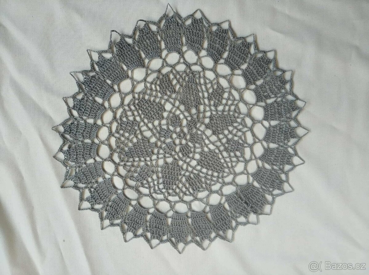 Ručně háčkované bavlněné naškrobené dečky 35 - 38 cm - 9