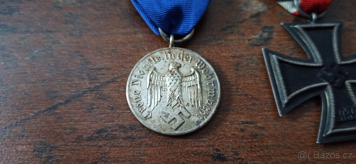 Medaile, vyznamenání, odznaky. - 9