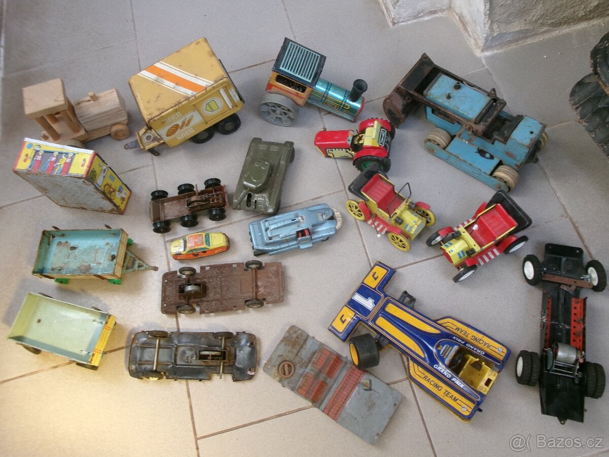 prodám hračku -plechová postýlka pro panenku - stahovací kov - 9