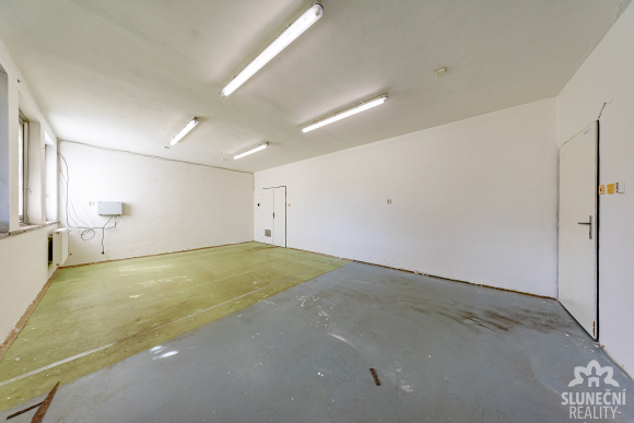 Pronájem výrobně-skladového areálu 400 m² se zázemím v Částk - 9