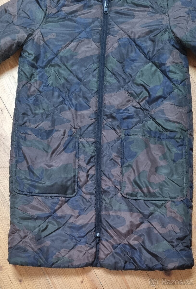 Dámský černý prošívaný kabát s kapucou - 9