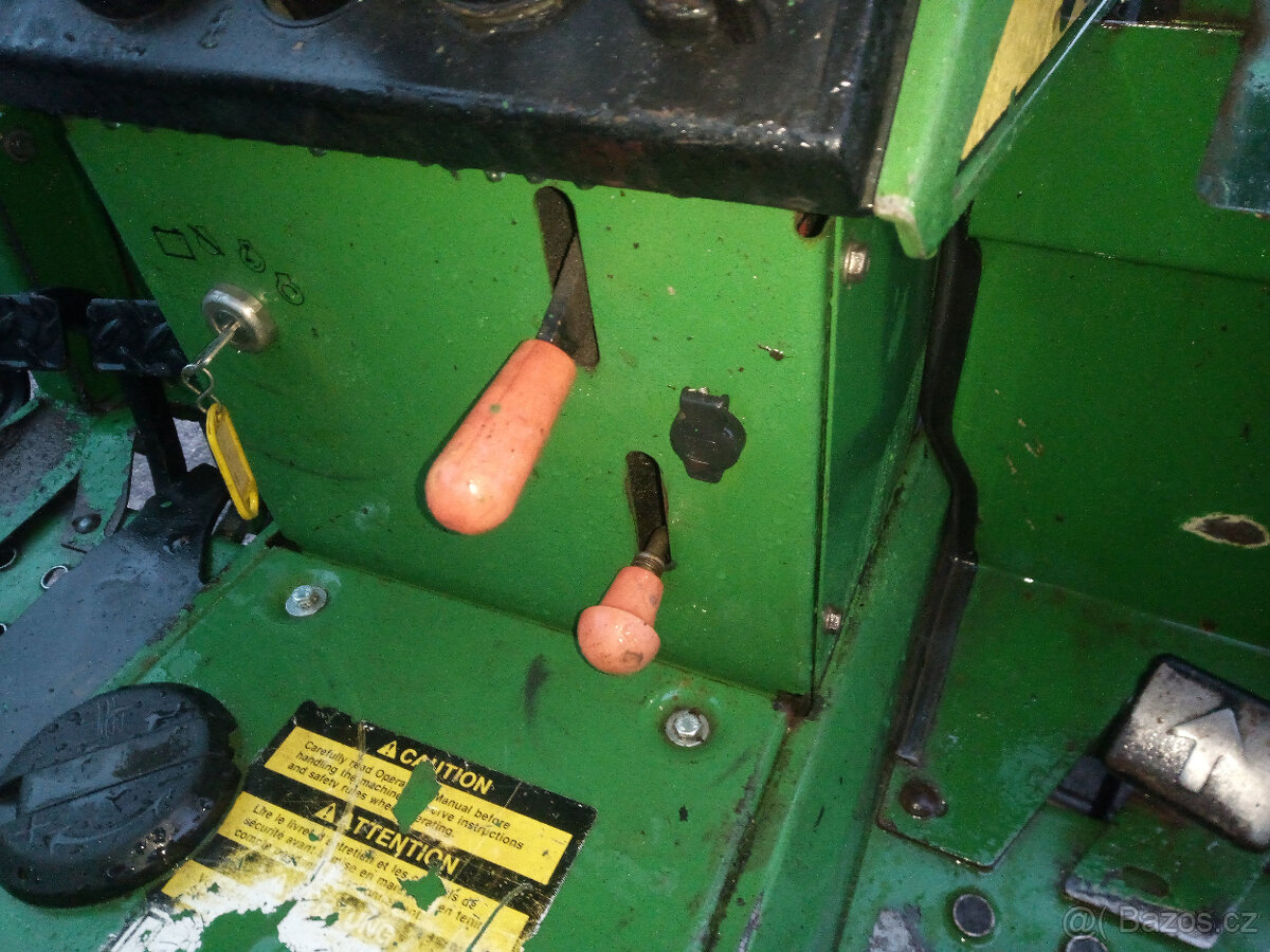 JOHN DEERE S ČELNÍM NAKLADAČEM - 9