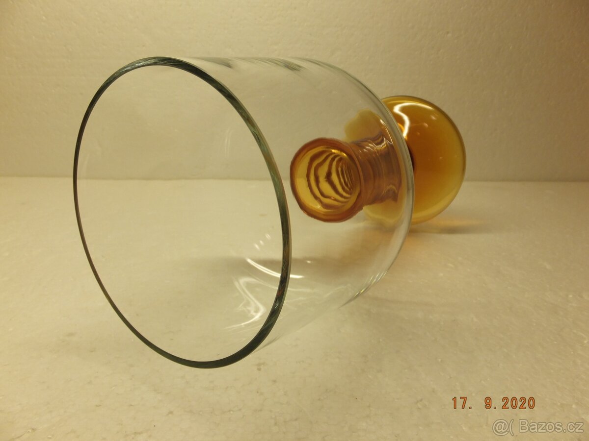 Obrovská ambrová číše, brus hrdla, obsah 1060 ml. - 9