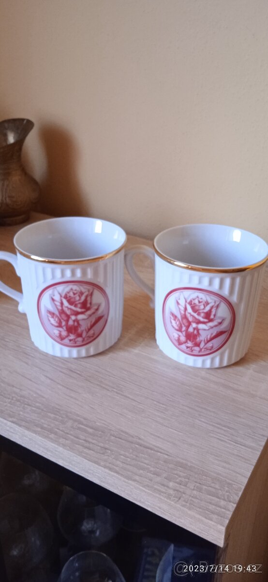 Různé hrnky a skleničky. - 9