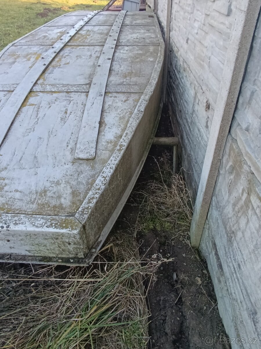 Hliníková loď, rybářská loď , zakrmovací loď na chovné rybní - 9