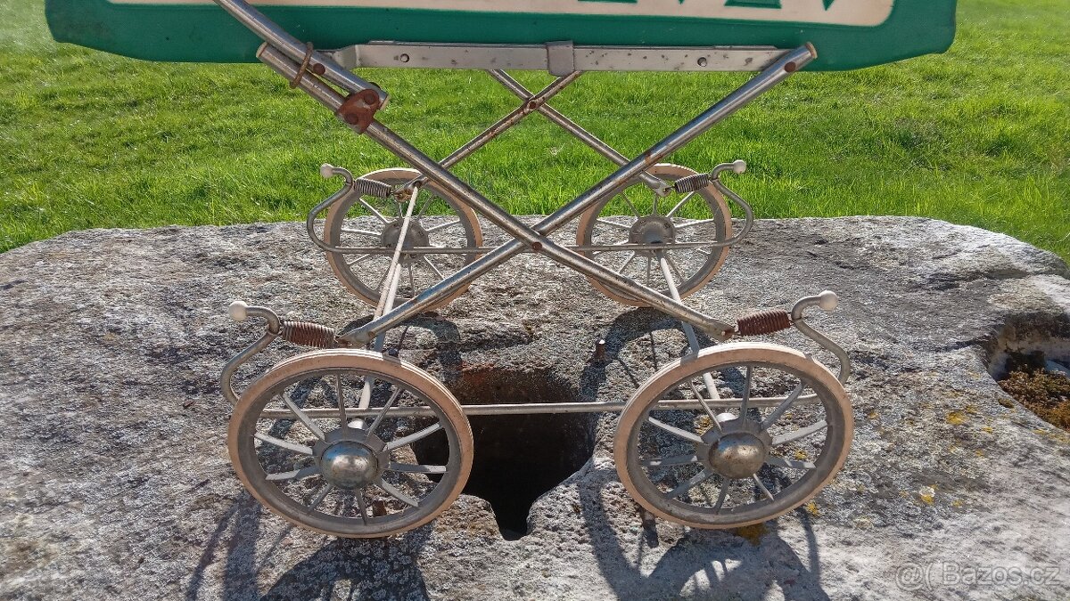RETRO KOČÁREK PRO PANENKY - 9