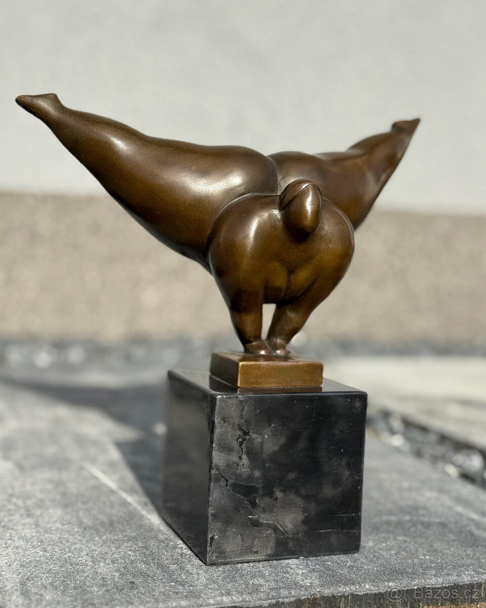 Luxusní bronzová socha Balancující žena Plus Size Gymnastka - 9