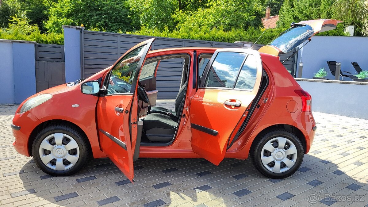 Toyota Yaris 1,0i - 51kw. HEZKÝ STAV - 1 MAJITEL. EURO 4 - 9