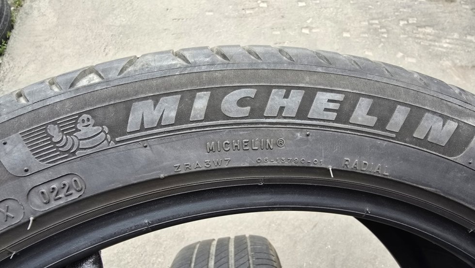 Letní pneu 235/45/18 Michelin - 9