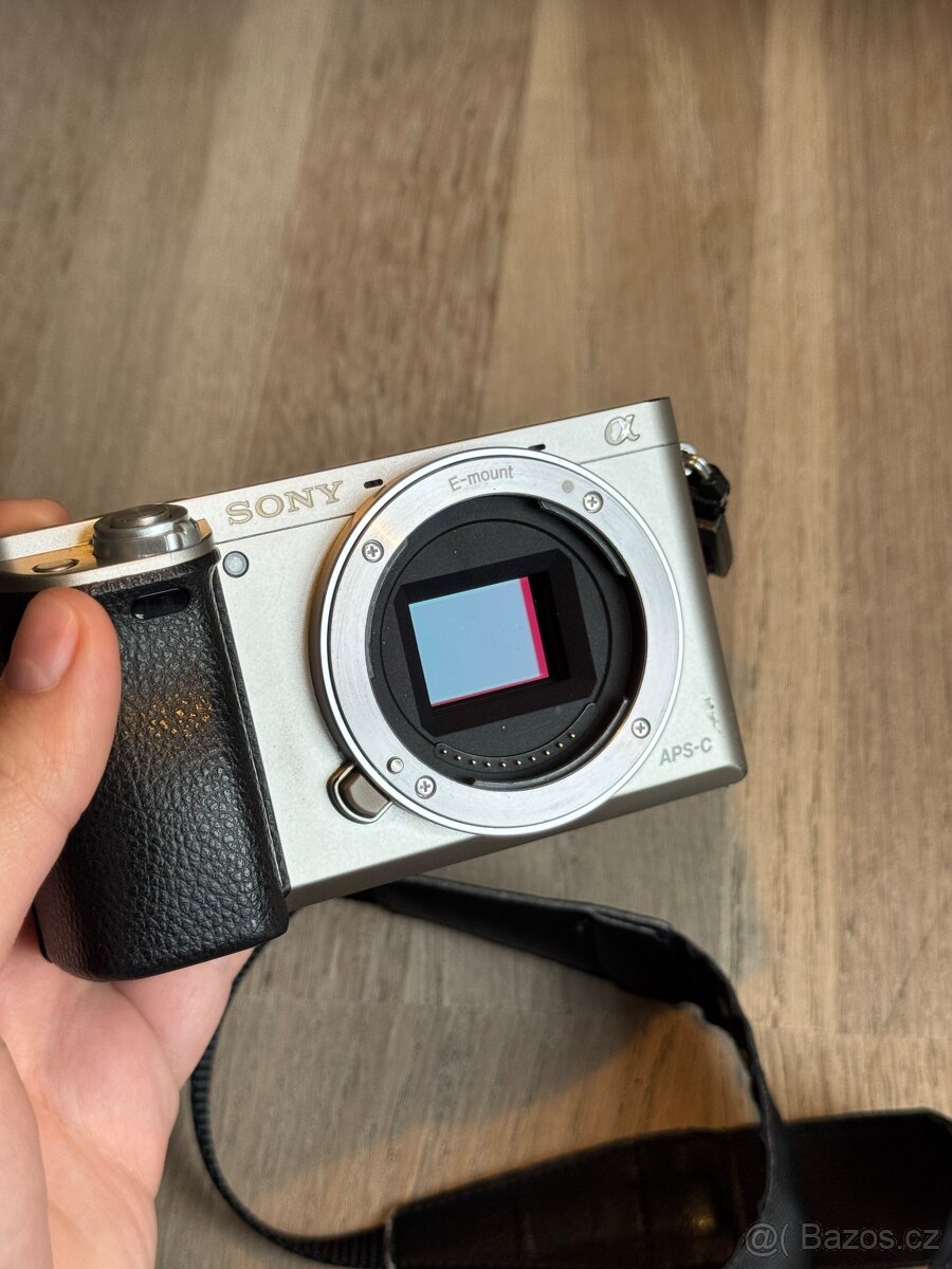 Sony Alpha a6000 + 16-50 mm + příslušenství - 9