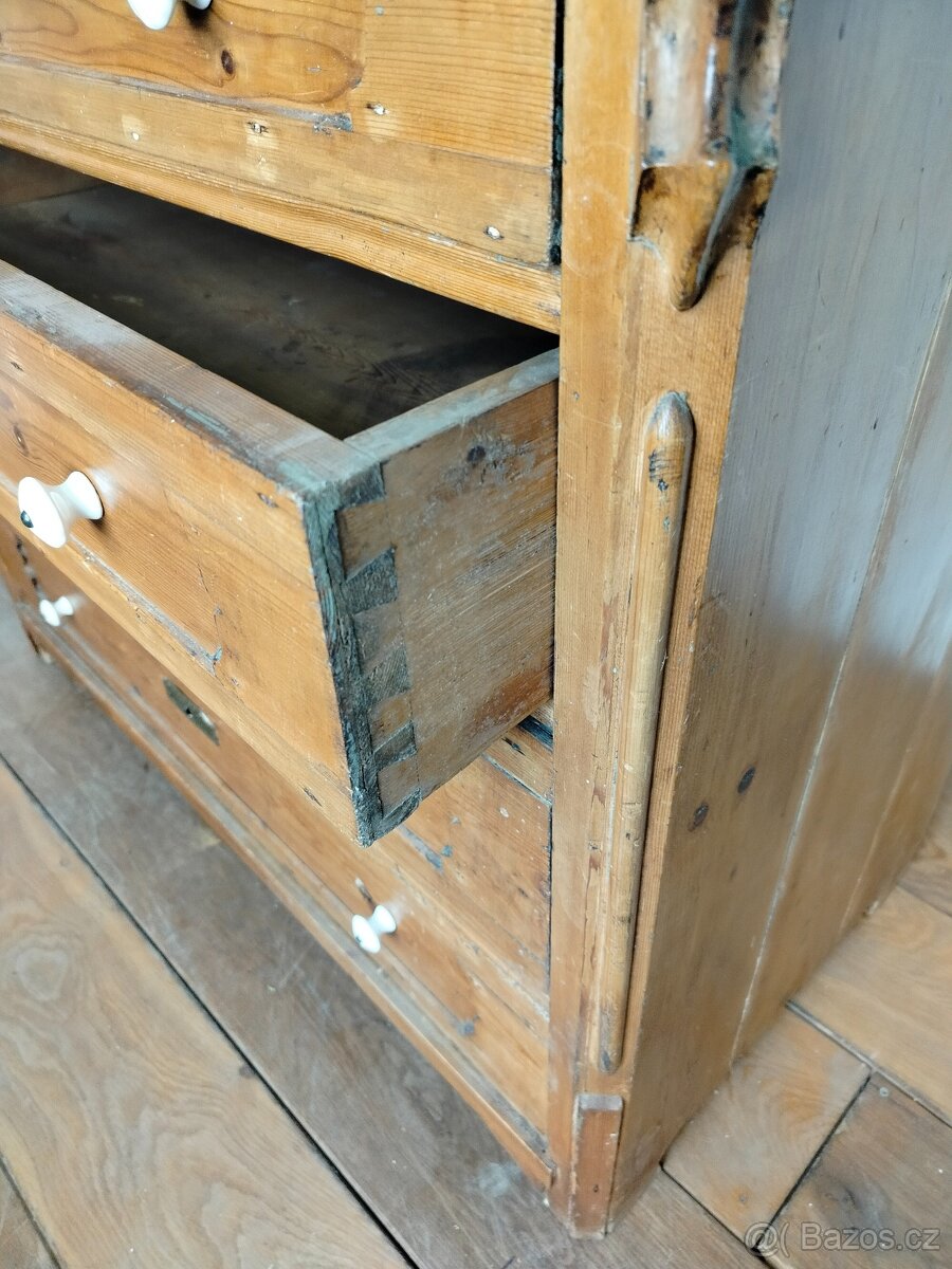 Starožitný kuchyňský kredenc - 9