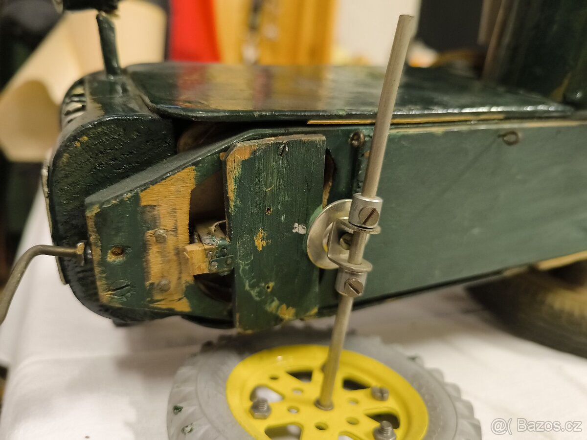 Starý model traktoru Zetor 25 - 9