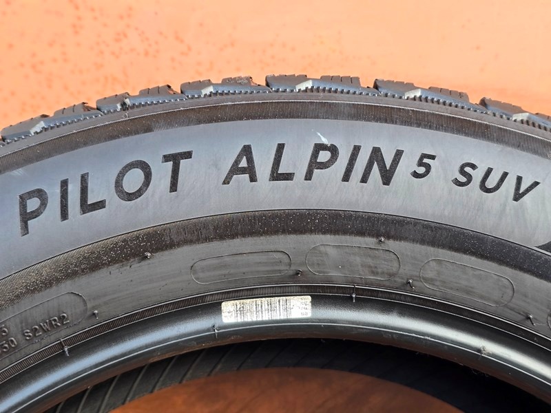 Zimní Michelin 235/60/16 - 9