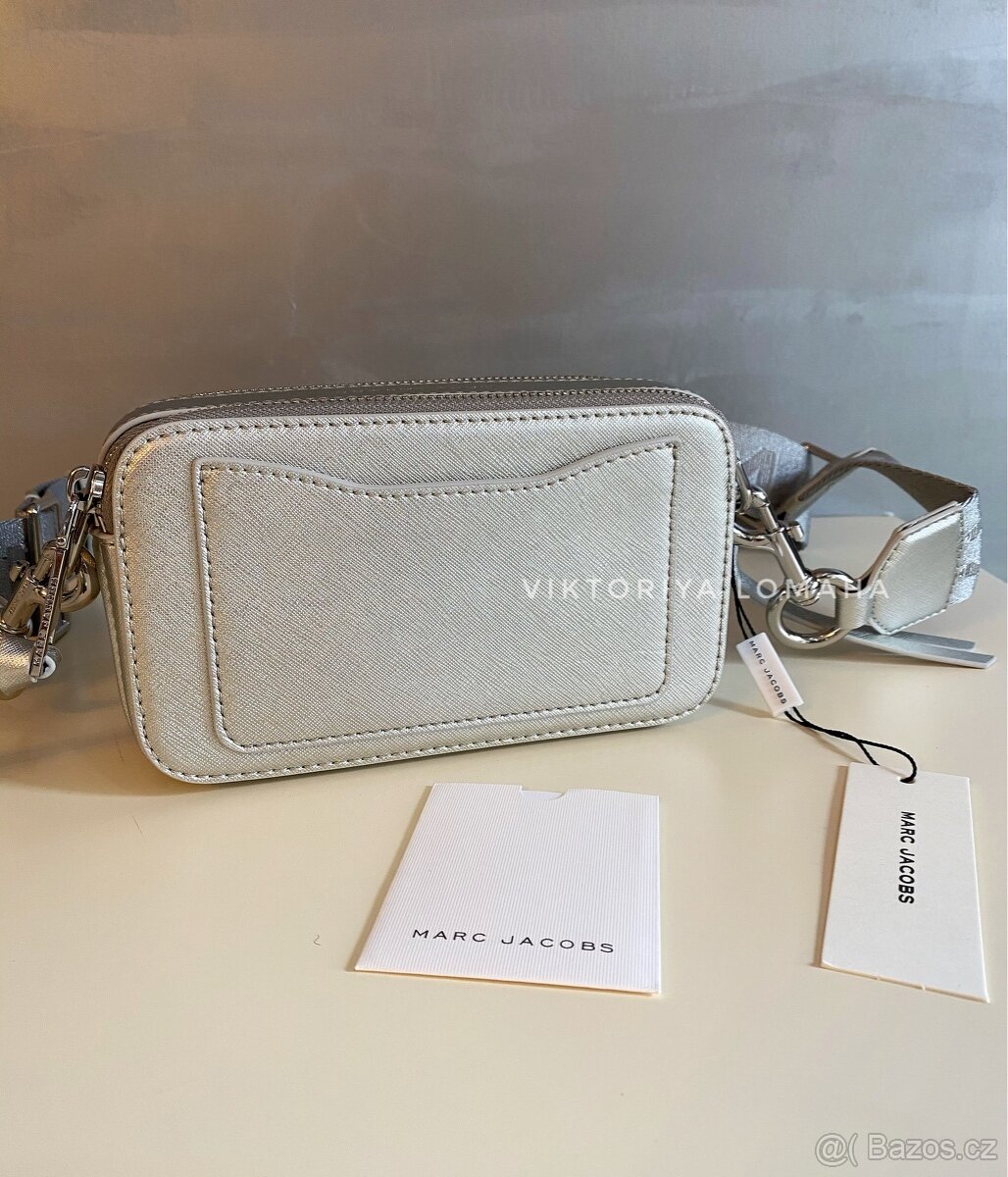 Marc Jacobs Snapshot kabelka stříbrné barvy - 9