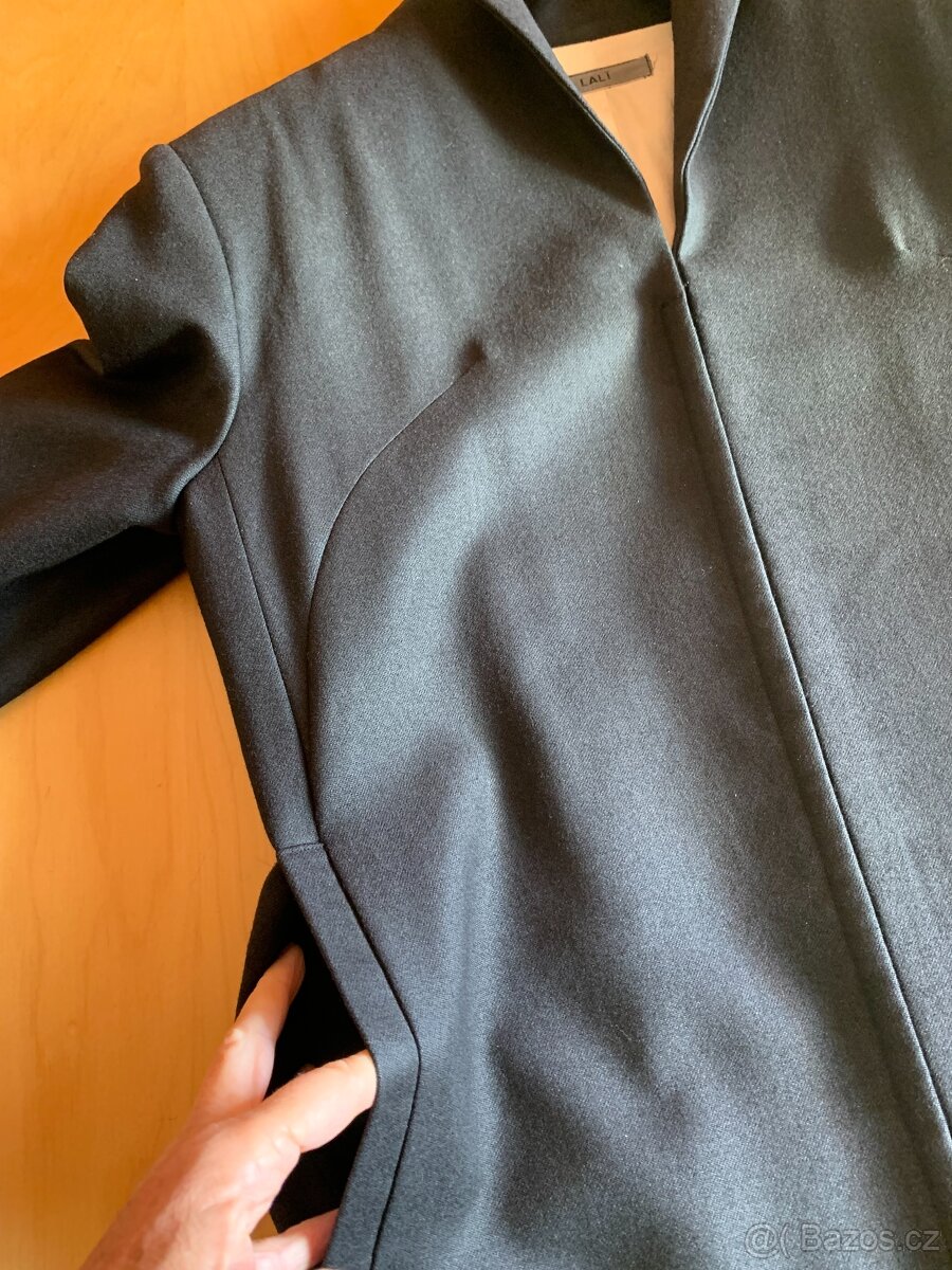 luxusní kvalitní černý kabát - vel. M - nový - 9