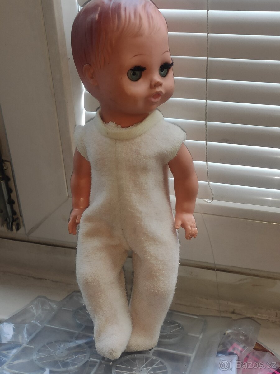 Starý dětský kočárek, panenky, hračky - 9