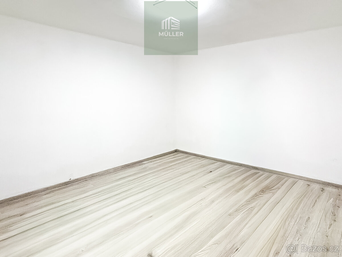 Pronájem domu po rekonstrukci – 4 parkovací místa, přístřeše - 9