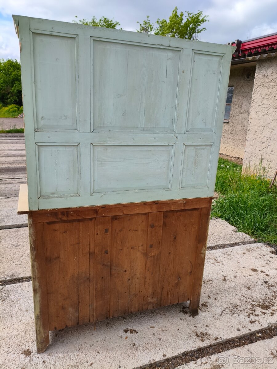 Stará bílá kredenc - 9