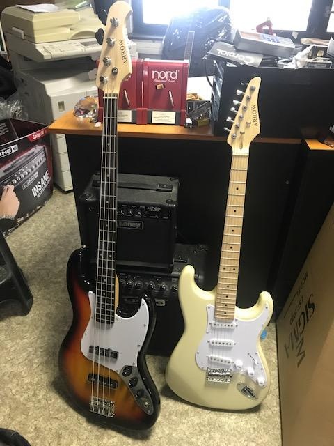 Baskytara SQUIER 4 a 5 a combo Peavey TKO, Roland atd. - 9
