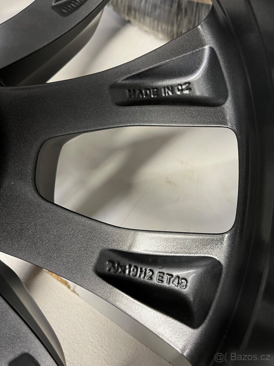 Kodiaq R19 Nová originální zimní sada Crater - 9