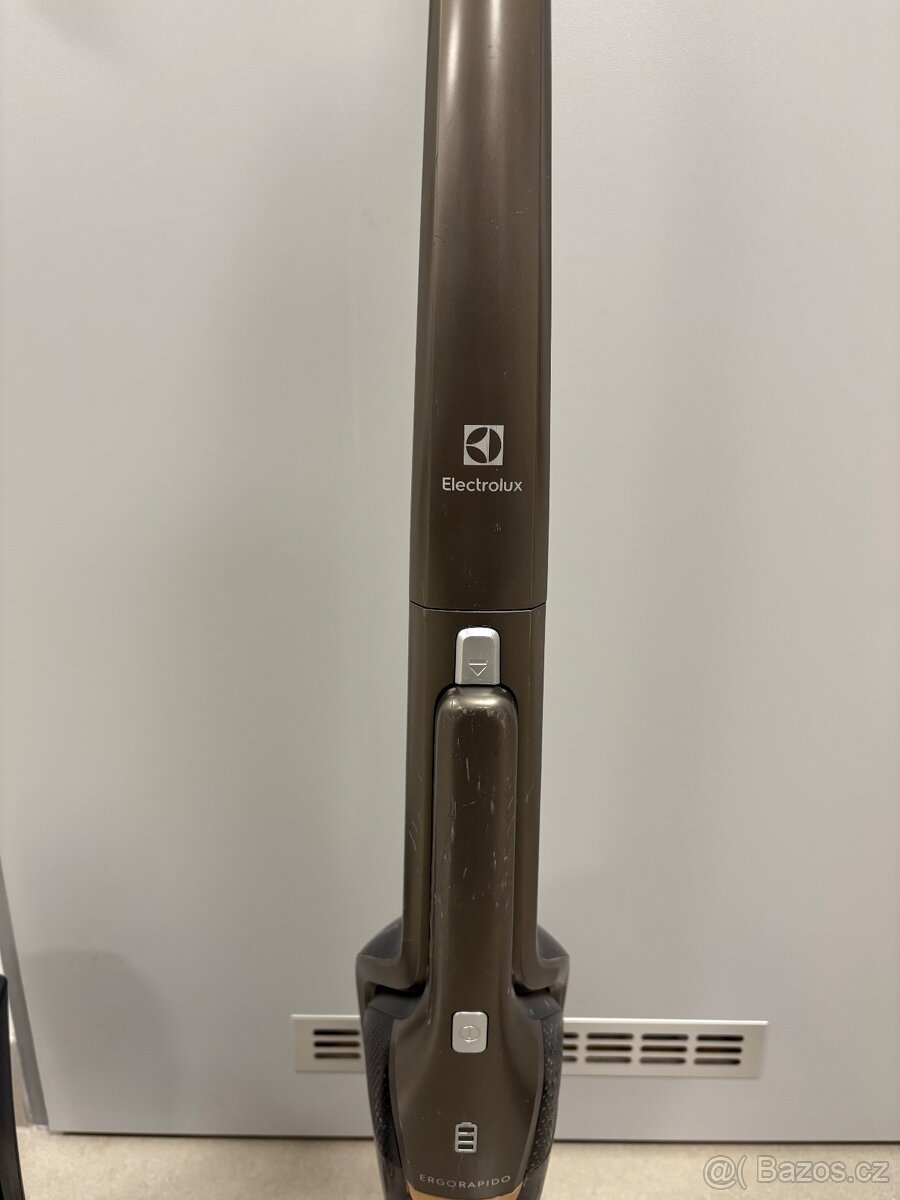 Vysavač tyčový Electrolux EERC72EB - 9