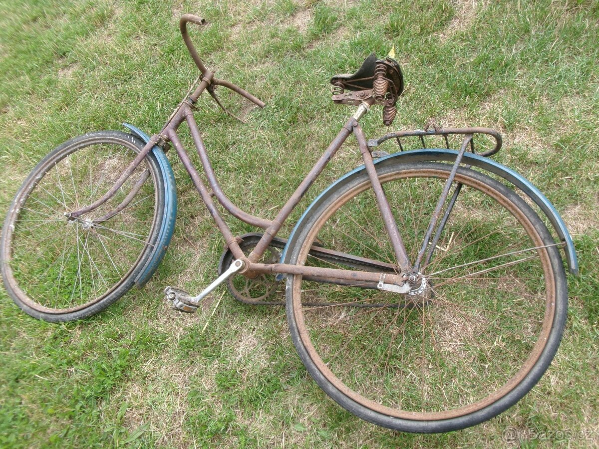 Prodám staré pánské jízdní kolo /nepůvodní barva/. Skladován - 9