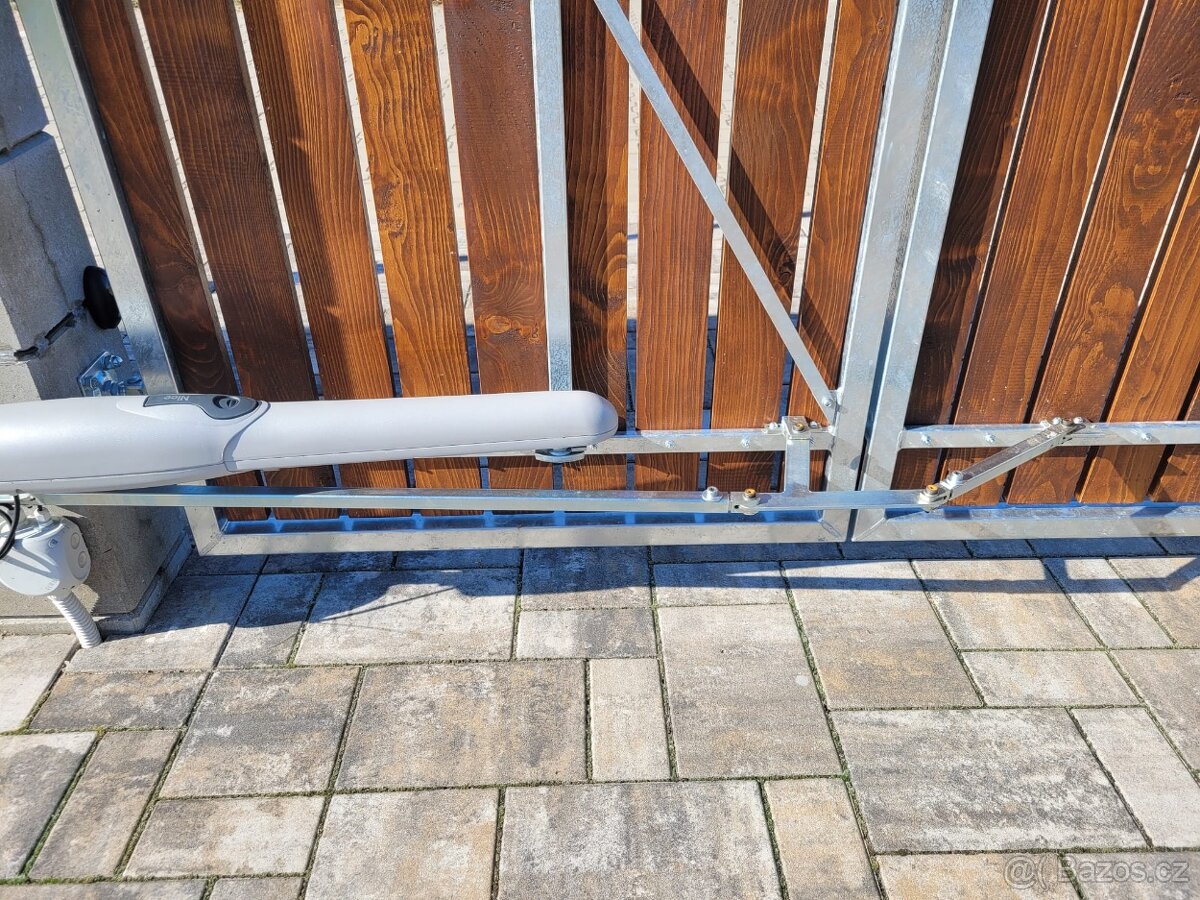 Skládací brána s pohonem - výroba a montáž na míru - 9